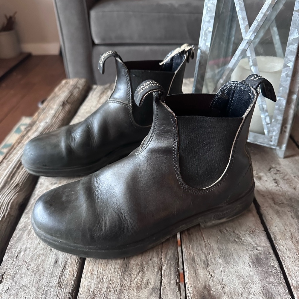 Blundstone black Chelsea Boots Broken In/pre loved. Size 9 with no insoles